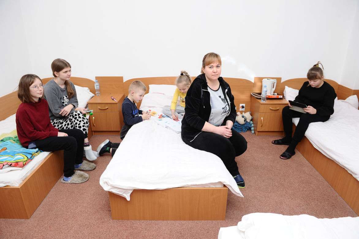 Zostawiła męża na wojnie, uciekła z dziećmi przed rakietami. Matki schroniły się pod Warszawą