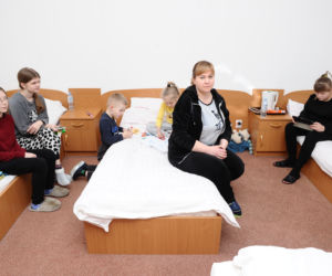 Zostawiła męża na wojnie, uciekła z dziećmi przed rakietami. Matki schroniły się pod Warszawą