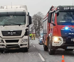 Bus zderzył się z ciężarówką na DK 25 pod Koninem! Troje dzieci trafiło do szpitala [ZDJĘCIA]