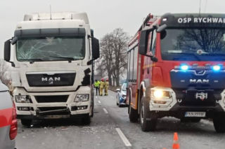 Bus zderzył się z ciężarówką na DK 25 pod Koninem! Troje dzieci trafiło do szpitala [ZDJĘCIA]