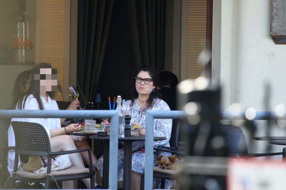 Była posłanka PiS z córką w restauracji. Całuje psa