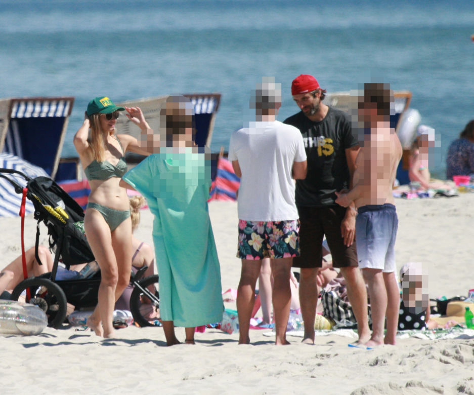 Igraszki Dowborów, Joanna Kroniewska i Maciej Dowbor na plaży