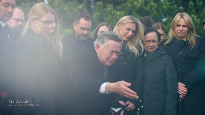 Na Wspólnej, odc. 4268. Włodek (Mieczysław Hryniewicz), Monika (Sylwia Gliwa), Renata (Marta Jankowska), Sławek (Mariusz Słupiński), Żaneta (Anna Guzik), Helena (Małgorzata Peczyńska)