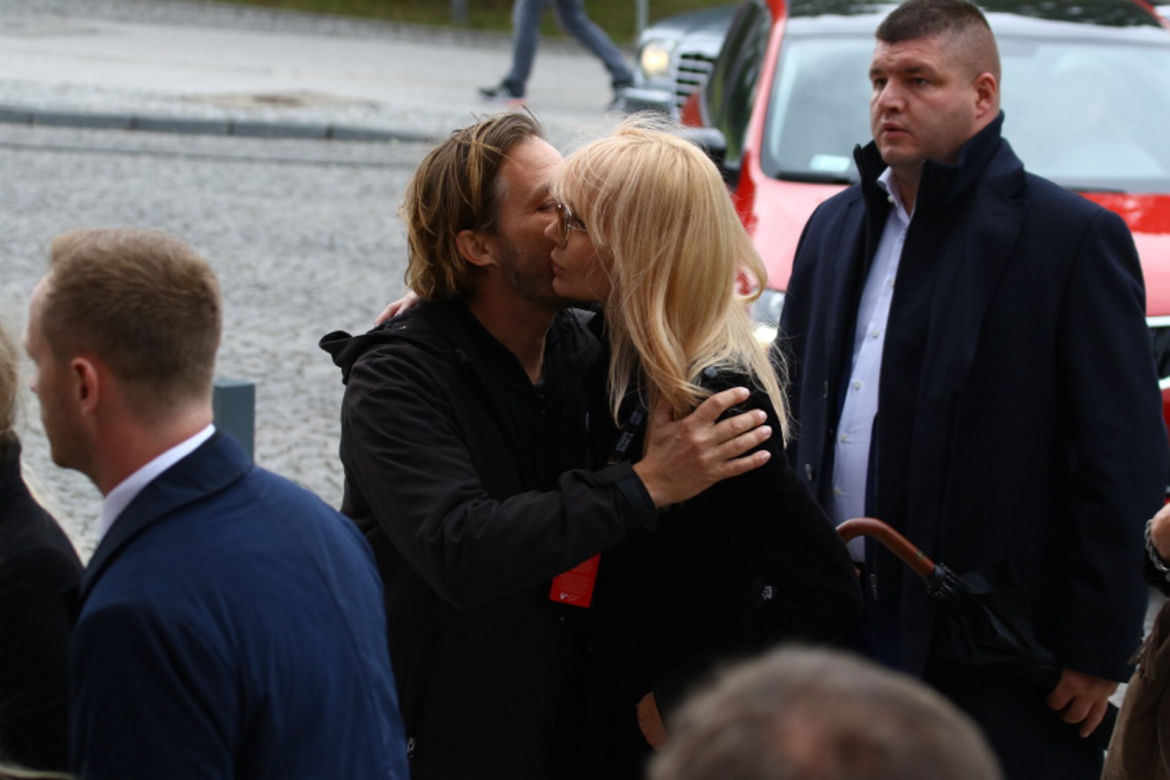 Agnieszka Woźniak-Starak ze znajomymi idzie na premierę filmu "Ukryta gra"