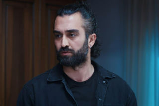 Ferit doznaje szoku, gdy odkrywa, że Ayse i Koray planują ślub