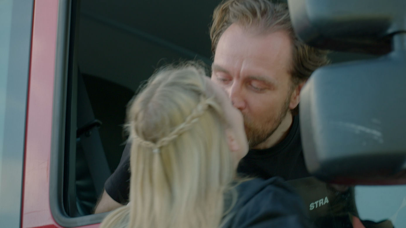 Remiza odcinek 10. Robert (Ziemowit Wasielewski), Magda (Sylwia Drzycimska)