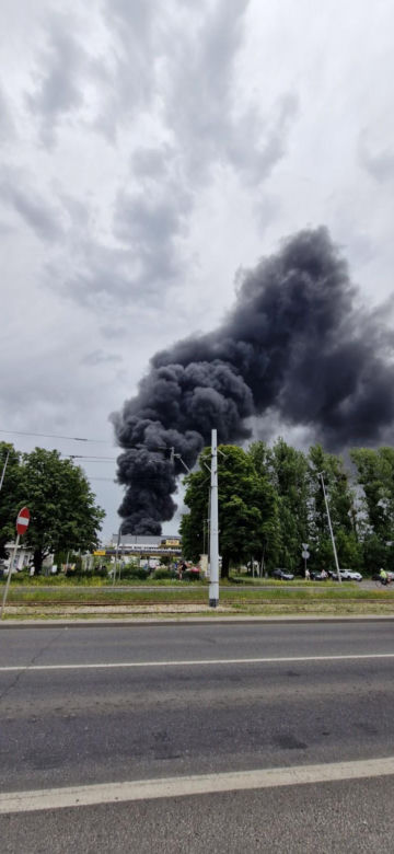 Pożar składowiska opon w Toruniu. Dym widoczny z daleka