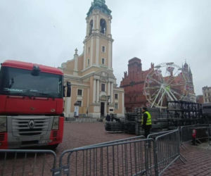 Na toruńskiej starówce budują scenę na sylwestra! Sprawdź gwiazdy i specjalne pociągi na „Sylwestrową Moc Przebojów 2025”