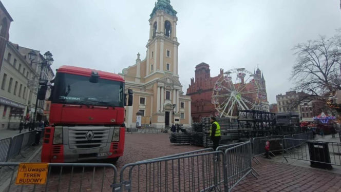Na toruńskiej starówce budują scenę na sylwestra! Sprawdź gwiazdy i specjalne pociągi na „Sylwestrową Moc Przebojów 2025”