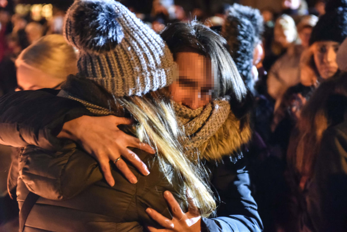 Tragedia w escape roomie. Modlący się ludzie, światła, kwiaty i zabawki pozostawione w miejscu tragedii.