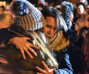 Tragedia w escape roomie. Modlący się ludzie, światła, kwiaty i zabawki pozostawione w miejscu tragedii.