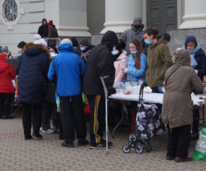 Wigilia dla bezdomnych i potrzebujących przed bydgoską Bazyliką [ZDJĘCIA]