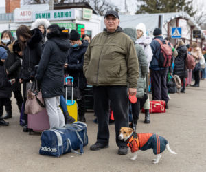 Wojna na Ukrainie. Tłumy uchodźców w Medyce i na dworcu we Lwowie