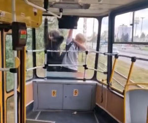 Skrajna nieodpowiedzialność w Łodzi. Młodzi chłopcy jechali na zewnątrz pędzącego tramwaju