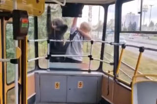 Skrajna nieodpowiedzialność w Łodzi. Młodzi chłopcy jechali na zewnątrz pędzącego tramwaju