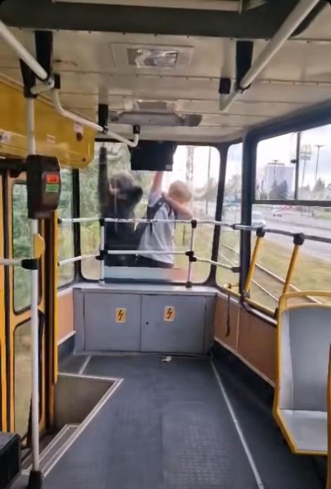 Skrajna nieodpowiedzialność w Łodzi. Młodzi chłopcy jechali na zewnątrz pędzącego tramwaju