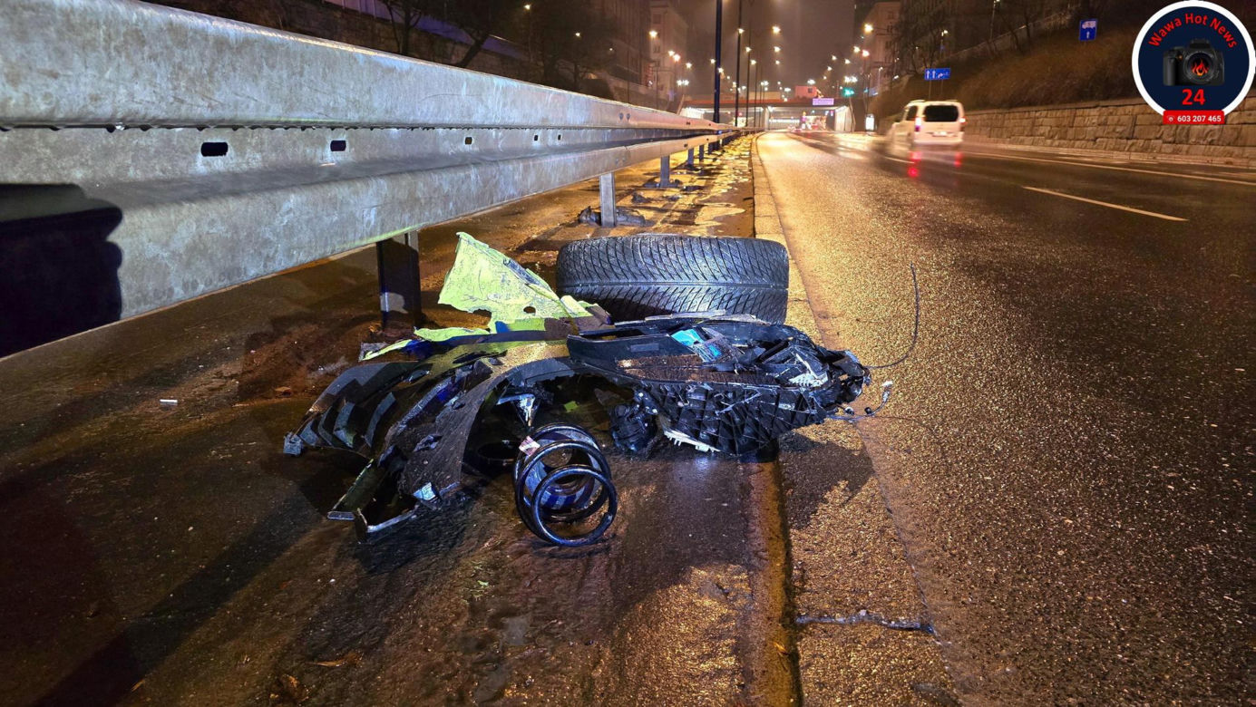 Kraksa w centrum Warszawy. Kanarkowe BMW roztrzaskało się na barierkach