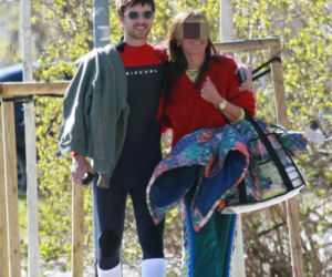 Maciej Musiał nad morzem z deską