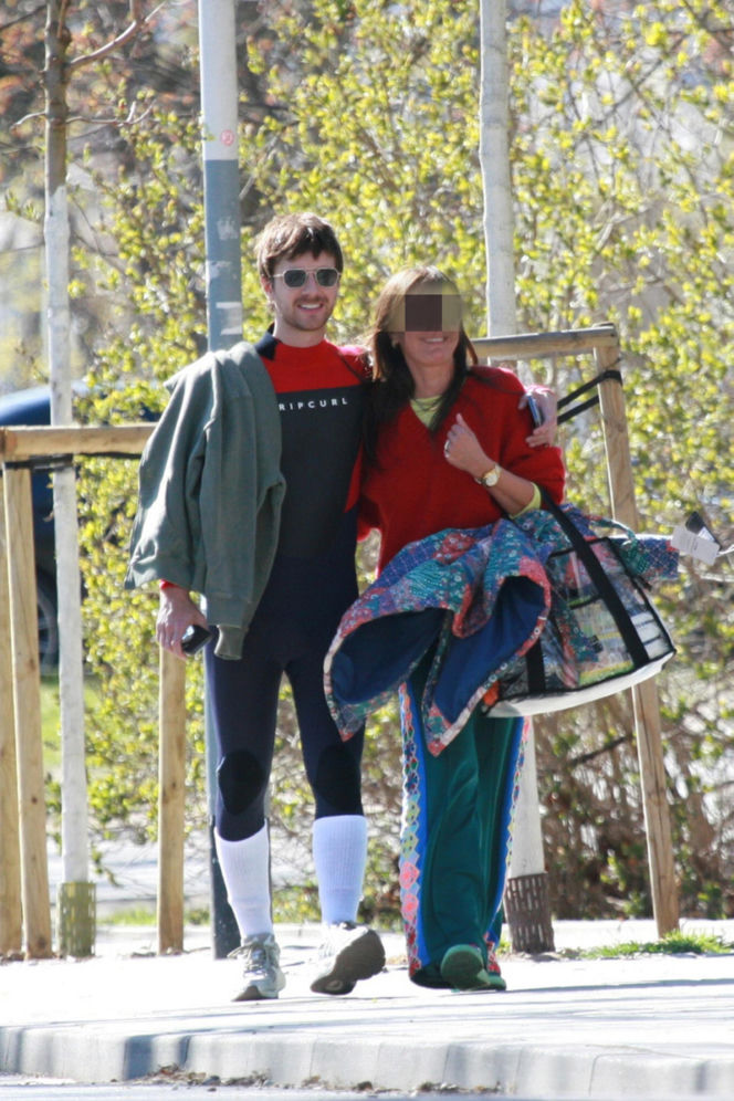 Maciej Musiał nad morzem z deską