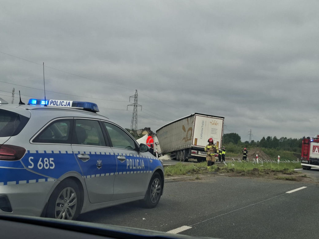 Ciężarówka blokuje przejazd obwodnicą Wąchocka