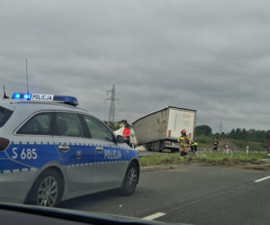 Ciężarówka blokuje przejazd obwodnicą Wąchocka