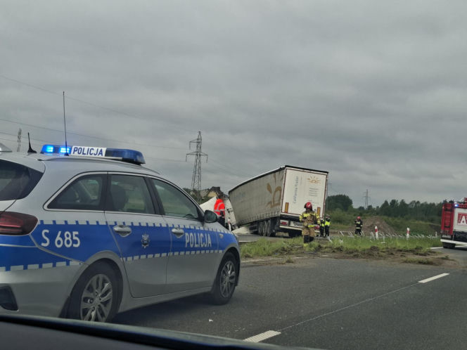 Ciężarówka blokuje przejazd obwodnicą Wąchocka