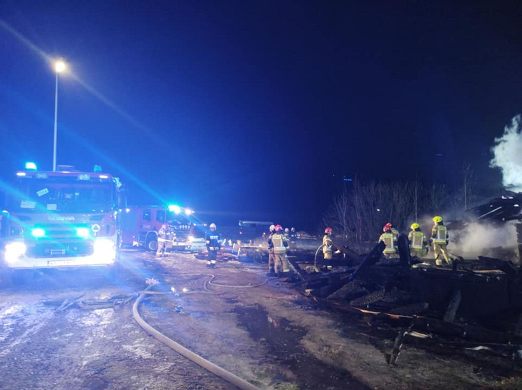 Tragedia pod Radomiem. Drewniany dom doszczętnie spłonął 