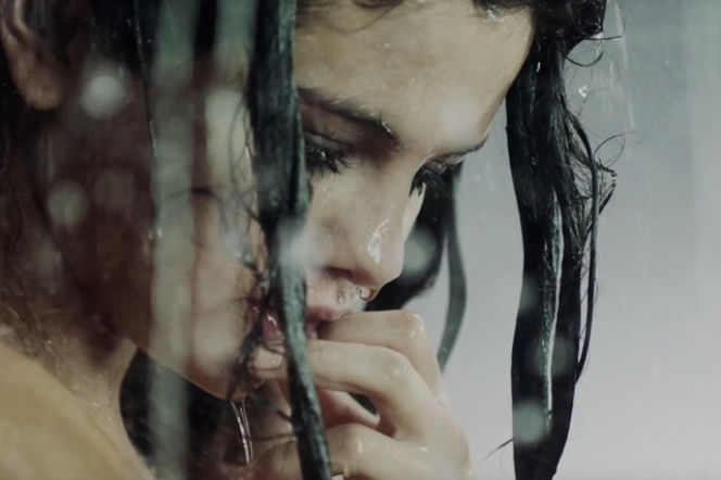 Selena Gomez w teledysku do Good For You