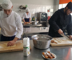Tłusty czwartek w ZSGH w Grudziądzu. Uczniowie smażyli pączki i faworki