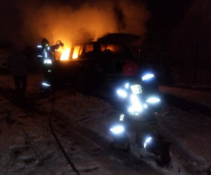 Węgorzewo: Range Rover stanął w płomieniach. Pożar zagrażał pobliskim budynkom [FOTO]