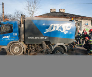 Jezdnia zapadła się pod śmieciarką