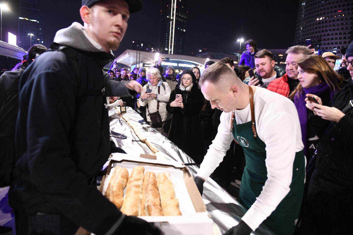 Akcja bicia rekordu Guinnessa pod barem Lussi. To najdłuższa zapiekanka na świecie!