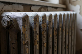 Mroźna Warszawa. Kto odpowiada za lodowate kaloryfery w centrum?