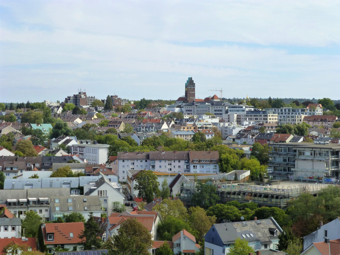 Widok na Darmstadt, nad którym dominuje wieża Hochzeitsturm