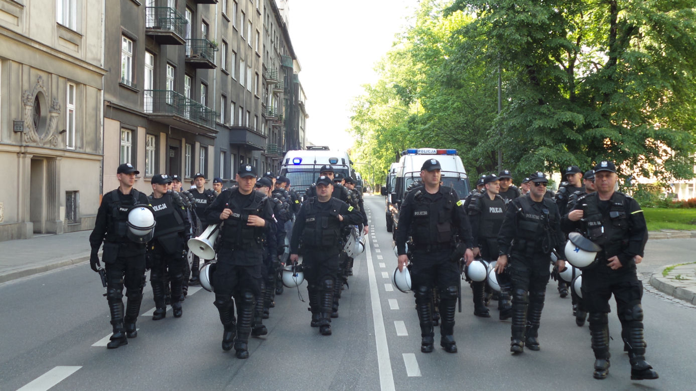 Gigantyczne siły policji zabezpieczały Marsz Równości i kontrmanifestacje w Krakowie
