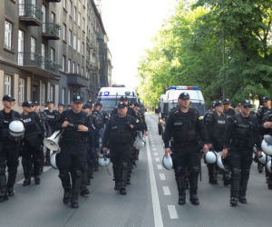 Gigantyczne siły policji zabezpieczały Marsz Równości i kontrmanifestacje w Krakowie