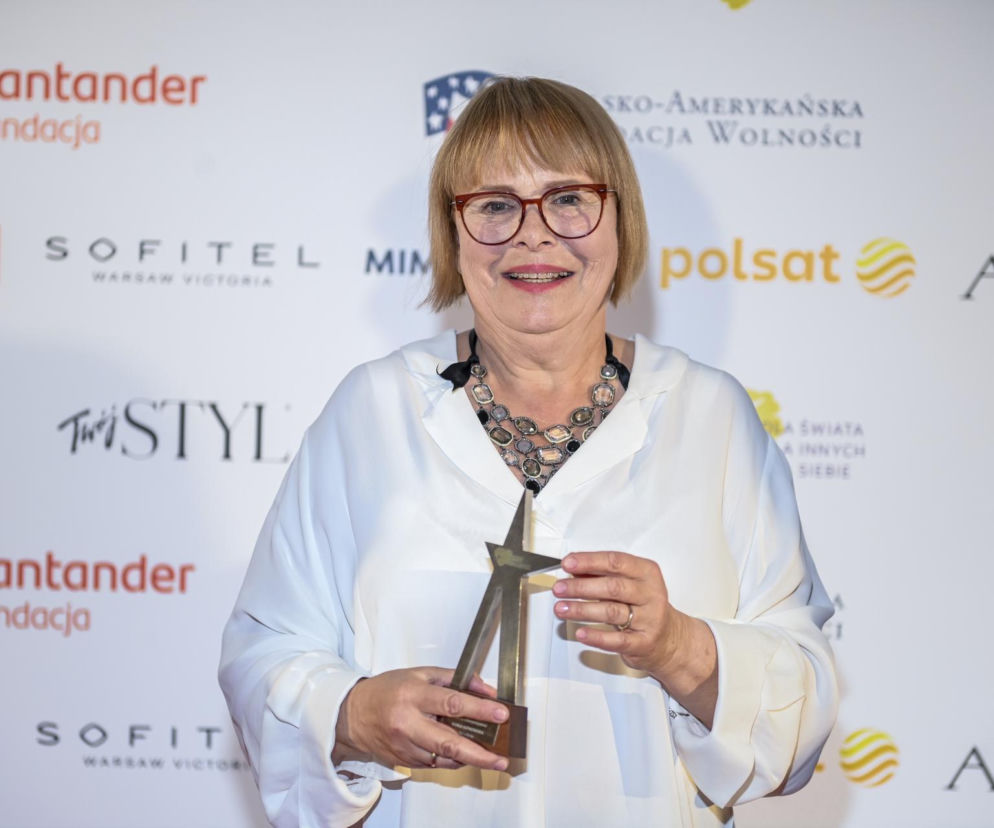 Ilona Łepkowska ze statuetką na ściance. O komentarzu do zmian w filmie Nigdy w życiu przeczytasz na SE.