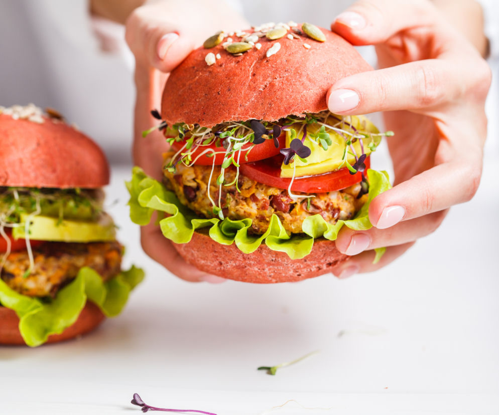 Wegański burger z ryżu i warzyw