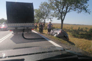 WYPADEK DK7 teraz! Samochód wyleciał z drogi. UTRUDNIENIA w kierunku Krakowa! [ZDJĘCIA]