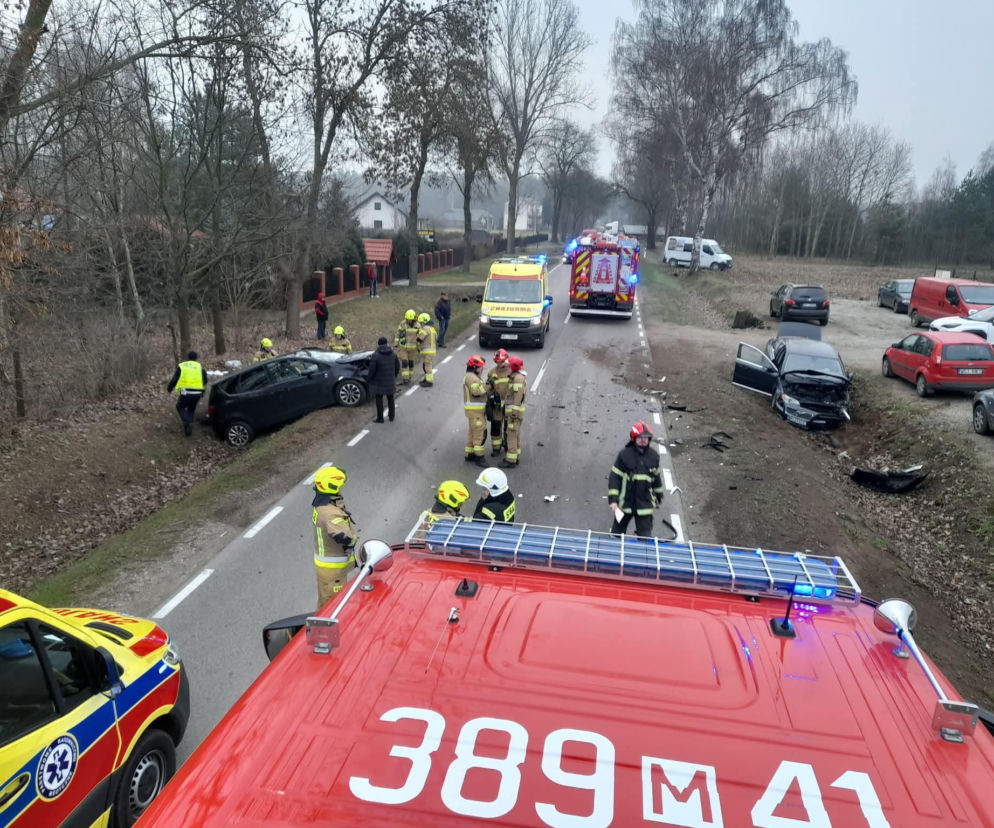Do niebezpiecznego wypadku doszło dziś (w czwartek, 18 grudnia) po godz. 13.00 w miejscowości Pieńki na drodze wojewódzkiej nr 698. Zderzyły się tam dwa samochody osobowe.