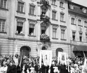 Uroczystość Bożego Ciała w Warszawie celebrowana przez Prymasa Polski kardynała Stefana Wyszyńskiego - 1957 rok