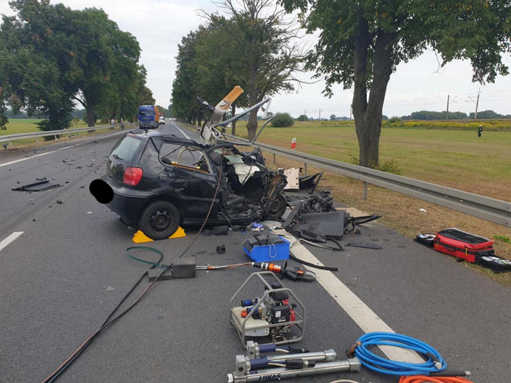 Makabryczny wypadek na DK92 pod Świebodzinem! 39-latka i dwoje dzieci zginęło w zderzeniu z tirem [ZDJĘCIA]