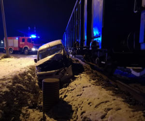 Wolbrom: Furgonetka WJECHAŁA w pociąg towarowy. Nie zadziałały rogatki?