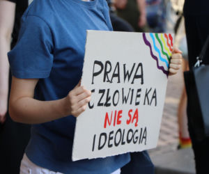 Za nami demonstracja wspierająca osoby LGBT w Toruniu. Konkretne hasła!
