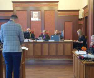 Mateusz rzucił monetą. Wypadł orzeł, więc udusił Wiktorię