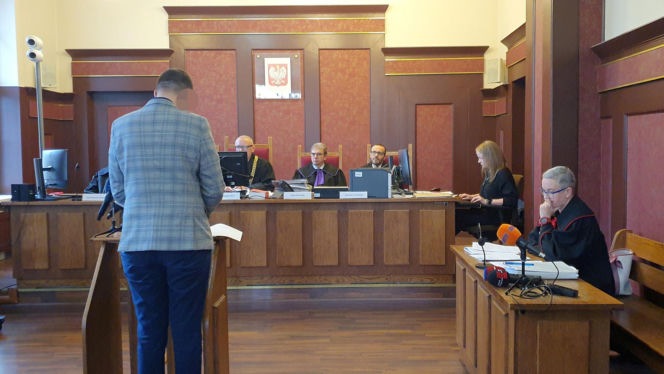 Mateusz rzucił monetą. Wypadł orzeł, więc udusił Wiktorię