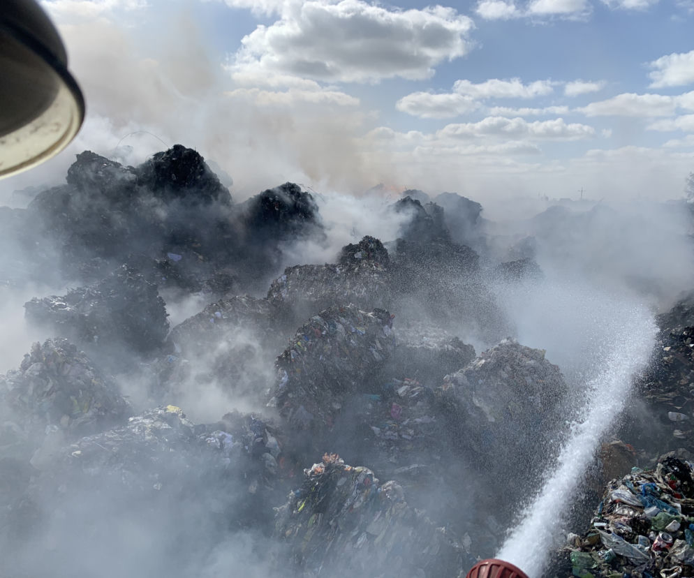 Pożar składowiska w Łowiczku! 19 zastępów straży pożarnej w akcji