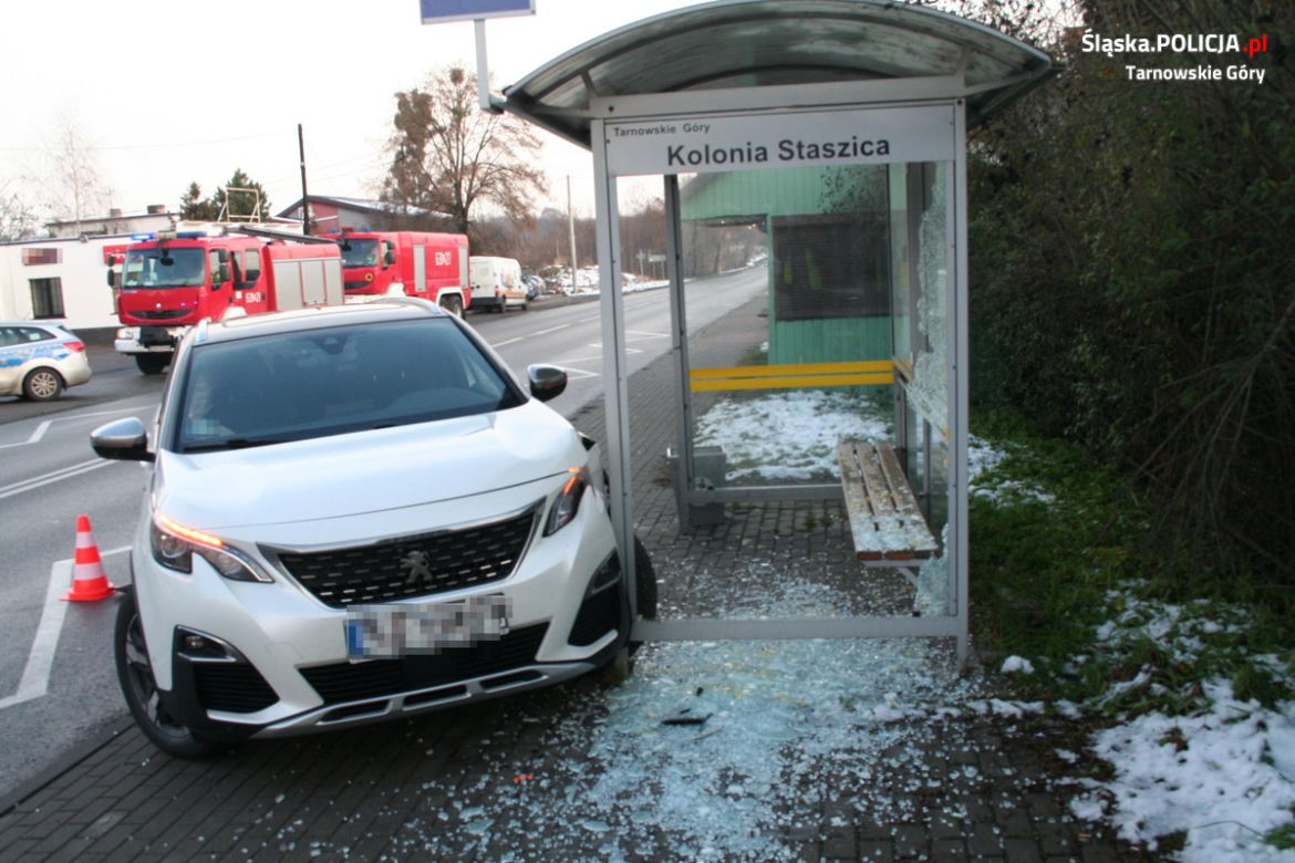 Tarnowskie Góry. Samochód wjechał w wiatę przystankową