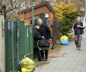 Prezes PiS robi pranie na mieście.