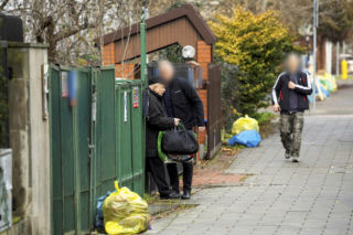 Prezes PiS robi pranie na mieście.